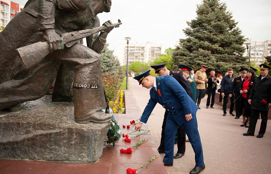 В Евпатории руководители полиции и прокуратуры возложили цветы на мемориале «Красная горка» и поздравили ветеранов с Днём Победы